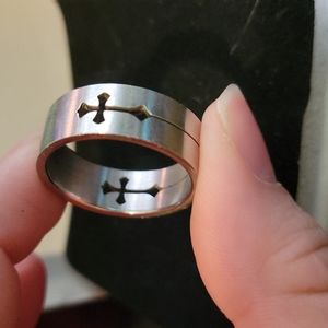 Double cross flat band ring